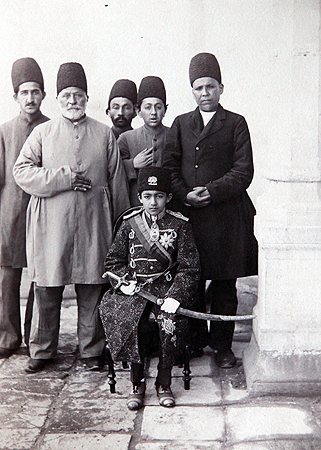 نصرت الدین میرزا سالارالسلطنه،                فرزند ناصرالدین شاه با خدمتکاران دربار