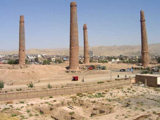 از مدرسه و مصلای گوهرشاد، مدرسه‌ی سلطان حسین بایقرا و مجموعه‌ اخلاصیه‌ امیرعلی‌شیر نوایی در «خیابان» هرات، که روزگاری کانون فرهنگی تیموریان بوده است، امروز جز یک گنبد و پنج و نیم گلدسته چیز دیگری باقی نمانده است.