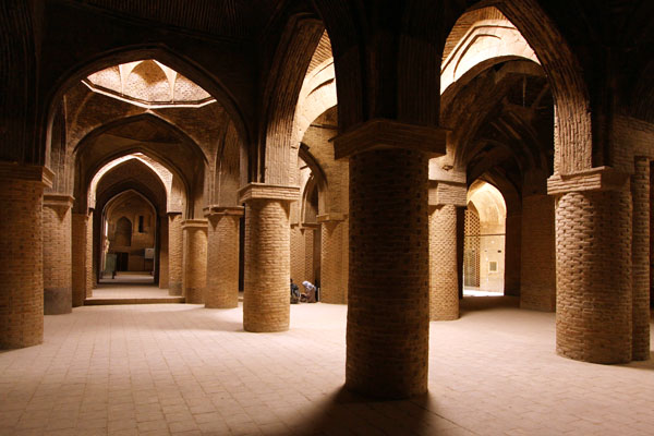 شبستان جنوب شرقی (کتابخانه)؛  شبستان جنوب شرقی نیز از کارهای دوره دوم سلجوقی است. این بخش از مسجد را از قدیم کتابخانه می‌خوانند اما فضای معماری آن تناسبی با کتابخانه ندارد و شواهد تاریخی مبنی بر وجود کتابخانه در این مکان به دست نیامده است. در نتیجه، کارکرد اولیه آن تا حد زیادی مبهم است. اهمیت شبستان جنوب شرقی بیش از همه به سبب آجرکاری‌های زیبای آن است. در ۲۲ اسفندماه سال ۱۳۶۳ بخشی از این شبستان هدف بمباران هواپیماهای عراقی قرار گرفت و به شدت آسیب دید. 