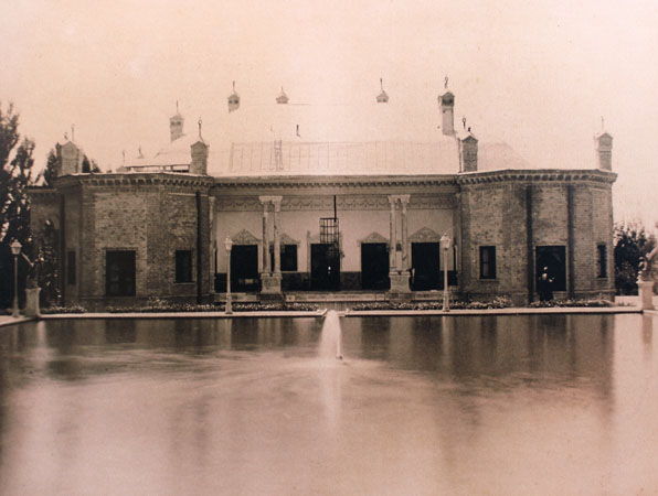 نمایی از پارک اتابک در محله دولت که اکنون در دست سفارت روسیه است. این ساختمان اکنون از میان رفته است. <br />
