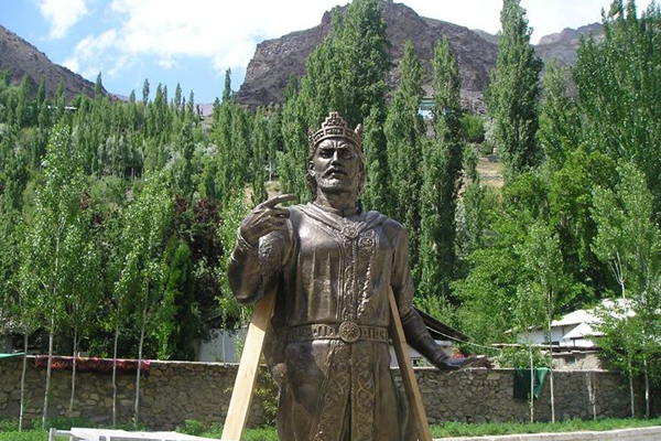 تابستان سال ۲۰۱۰ در شهر خارغ، مرکز استان بدخشان تاجیکستان هم تندیس اسماعیل سامانی به جای مجسمۀ لنین نشست. 