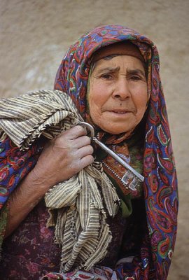 این عکس که در ده علی‌آباد از توابع یزد گرفته شده، بر روی جلد جزوۀ "زرتشتیان ایران" هم آمده‌است. زنی زرتشتی با توبره‌ای بر پشت و کلیدی در دست. 
