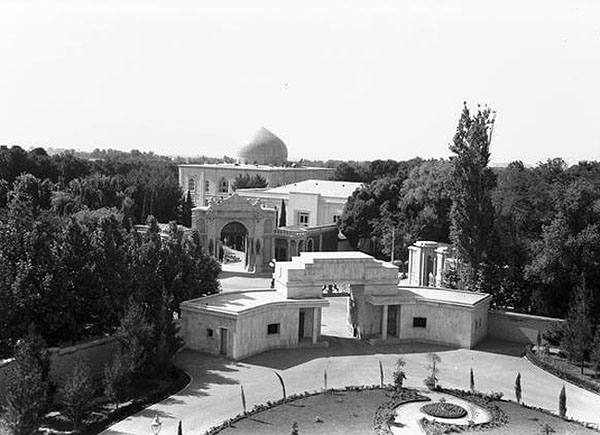 کاخ مرمر و باغ بزرگ پیرامون آن تنها بازمانده باغ‌های بزرگ "تابع محله سنگلج" است که بعدها ساختمان‌های دولتی زیادی در آن ساخته شد. 