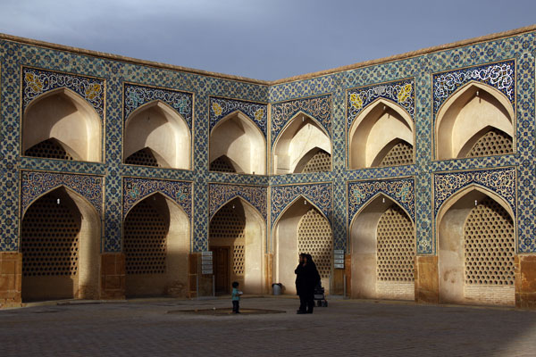 حجره‌ها و تاق نماهای دورادور حیاط ایجاد سقفی به صورت تاق و تویزه در شبستان اولجایتو، تغییراتی را هم در دیواره بیرونی این شبستان ایجاد کرد؛ زیرا این دیواره به عنوان یک سازه باربر نیاز به تقویت داشت تا بتواند فشار تاق‌های بلند شبستان را تحمل کند. بنابراین ابتدا ضخامت این دیوار را افزایش داده آن را و به صورت دو طبقه درآوردند و سپس برای هماهنگی بیشتر، سایر دیوارهای حیاط را نیز دو طبقه کردند. البته تزئینات کاشی‌کاری این دیواره‌ها از آثار دوره تیموری است. 