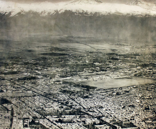 عکس هوایی تهران در دوره قاجار. فشردگی بافت شهری در مرکز تهران و وجود یک نوار سبز در شمال شهر به خوبی دیده می‌شود. زمین خالی که در میان بافت مسکونی قرار گرفته، میدان مشق است که بعدها ساختمان اداره پست، کاخ وزارت امورخارجه و موزه ایران باستان در آن بنا شد.