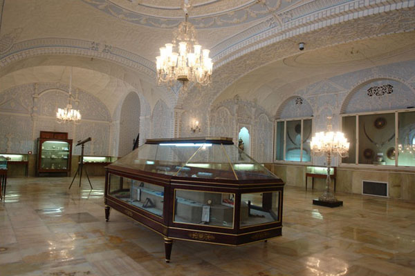 موزه مخصوص<br />
<br />
موزه مخصوص در طبقه زیرین تالار سلام قرار دارد و بخشی از آثاری که در دوره ناصرالدین‌شاه در تالار موزه (سلام) نگهداری می‌شد، در آن به نمایش درآمده است. گچ‌بری‌های ظریف موزه مخصوص از آثار دوره پهلوی است. 