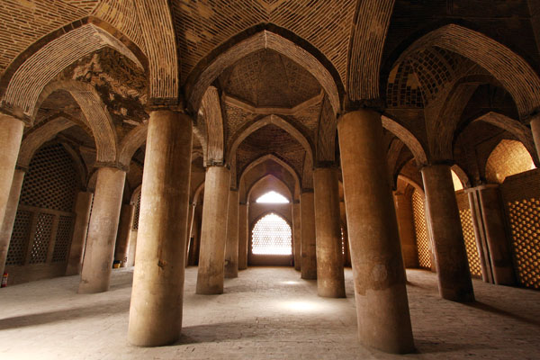 شبستان‌های شمالی  دیگر اقدام آل مظفر در مسجد جامع اصفهان، ایجاد شبستان‌های وسیع در شمال مسجد و در فاصله میان گنبد تاج‌الملک تا ایوان شمالی بود. به احتمال زیاد در این قسمت مجموعه‌ای از بناهای تشریفاتی دوره سلجوقی متصل به گنبد تاج‌الملک قرار داشت که با تغییرات جدید از میان رفت.
