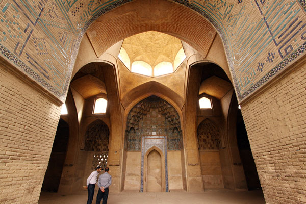 مدرسه مظفریه ؛ ساخت مدرسه مظفریه نیز از کارهای سلسله آل مظفر است. این مدرسه در پشت ایوان شرقی (صفه شاگرد) جای گرفته و دارای یک محراب نفیس و ایوانی به نام «صفه عمربن عبدالعزیز» است. کتیبه این صفه، تنها کتیبه‌ مسجد جامع اصفهان است که نام سه خلیفه نخست پیامبر اسلام، یعنی جنابانِ ابوبکر، عمر و عثمان در آن به چشم می‌خورد.