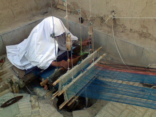 پارچه بافی تنها صنعت دستی باقی مانده از گذشته ها در ورزنه است که در حال حاضر به جز چند نفری به آن اشتغال ندارند  و در حال نابودی است.