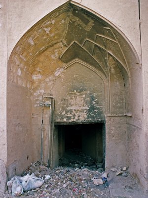 یکی از ورودی‌های خانه بزرگزاد که محل تخلیه نخاله‌های ساختمانی و زباله شده است. مالک خانه بزرگزاد مدعی است که بساز و بفروش‌ها این کار را به عمد انجام می دهند تا او را از پی گیری شکایت خود علیه ساخت بنای غیرمجاز منصرف کنند.