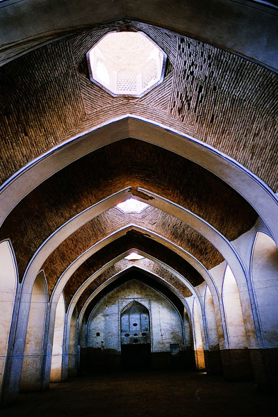 شبستان جنوب غربی (شبستان مجلسی)؛  شبستان جنوب غربی وضعیت پیچیده‌ای دارد. اگرچه شالوده آن متعلق به دوره تیموری است اما بخش غربی آن در دوره صفویه و بابرچیدن ستون‌های قدیمی، به شکل یک تالار وسیع درآمد. چون گفته می‌شود که این تالار محل تشکیل جلسات درس علامه «محمدباقر مجلسی» محدث بزرگ دوره صفویه بوده، به شبستان مجلسی معروف شده است. 