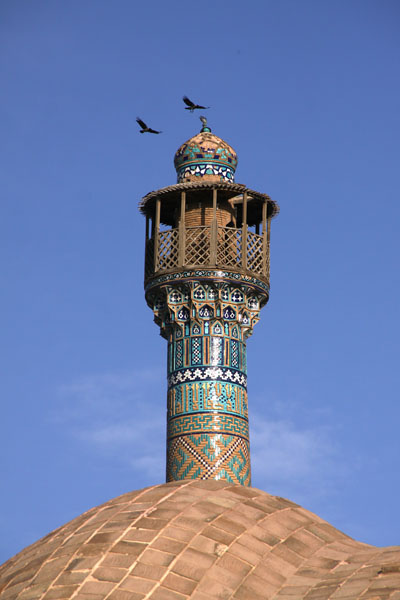 مناره؛  دو مناره بالای ایوان جنوبی که از کف حیاط ۳۵ متر بلندا دارند در زمان حکومت سلسله آق قویونلو ساخته شده‌اند. 