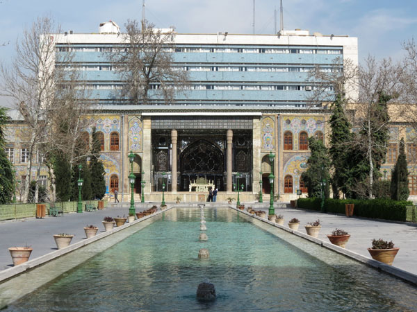 حوض بزرگ و فضای سبز جلوی عمارت تخت مرمر در کاخ گلستان، قدیمی‌ترین باغ بازمانده از تهران قدیم است که در زمان شاه عباس اول صفوی ساخته و به چهارباغ عباسی معروف شد. بنای واقع در پشت تخت مرمر، یکی از چند ساختمان وزارت دارایی است که در دوره پهلوی با تخریب بخش وسیعی از باغ و کاخ گلستان بنا شد. 