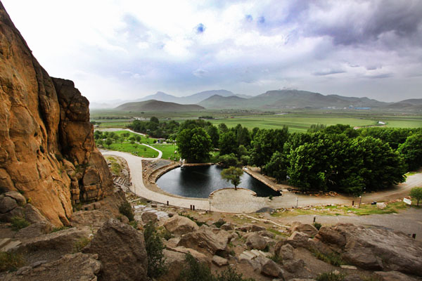 سراب بیستون<br />
<br />
سراب بیستون، چشمه‌ای است که از دل زمین می‌جوشد و آب آن در برکه‌ای نه چندان بزرگ جمع می‌شود. وجود این سراب یکی از دلایل اصلی استقرارهای انسانی از دوره پارینه سنگی تا عصر حاضر در این نقطه بوده است. در دوران تاریخی نیز به عنوان محل اتراق مسافران و کاروانیان در مسیر مرکز و غرب ایران به بین‌النهرین مورد استفاده قرار می‌گرفته است. بیش‌تر آثار تاریخی بیستون پیرامون این سراب قرار دارند.