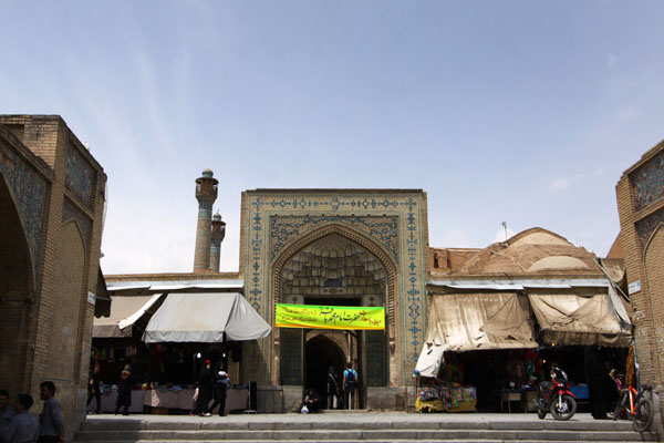 سردر شرقی مسجد جامع اصفهان دارای هفت در است که برخی‌شان از دوره سلجوقی باقی مانده‌اند. مهم‌ترین آن‌ها دری است در جبهه شرقی مسجد و از آثار دوره قاجار (سده ۱۹م.)