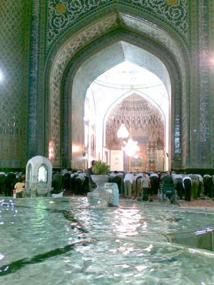 ایوان مقصوره در مسجد گوهرشاد مشهد، که درست زیر گنبد بلند فیروزه‌ای آن قرار دارد، محل برگزاری نماز جماعت است.