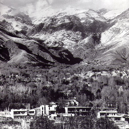 نمایی از کوهستان البرز و باغ-شهر شمیران. عکس احتمالا در اواسط دهه ۱۳۳۰ گرفته شده است.<br />
