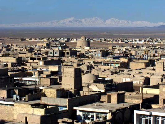 شهر ورزنه مرکز بخش بن رود، در صد و پنج كيلومتری جنوب شرقی شهر اصفهان.