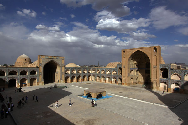 حیاط ؛ حیاط مسجد جامع اصفهان از آثار دوره «مستعصم بالله» خلیفه عباسی و متعلق به سده هشتم میلادی (سوم هجری) است. البته بخشی از نیمه شرقی آن با مسجد اولیه مربوط به سده هشتم میلادی (دوم هجری) انطباق دارد. در واقع، چون قبله مسجد اولیه به درستی محاسبه نشده بود، در زمان مستعصم، جهت مسجد را تغییر دادند و بر مساحت آن افزودند. حیاط فعلی، کمابیش منطبق با حیاط دوره مستعصم است با این تفاوت که  دیواره‌ها و ایوان‌های چهارسوی حیاط در دوره‌های بعدی ساخته شده‌اند.