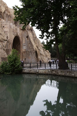 استخر بزرگ تاق بستان از آب چشمه‌ای که از دل کوه می‌جوشد، پر می‌شود. آرتور کریستین سن، نویسنده کتاب "ایران در زمان ساسانیان" این چشمه‌را نشانه وجود نیایشگاه آناهیتا (ایزد بانوی آب‌ها) در این محوطه و در نتیجه  تقدس آن نزد شاهان ساسانی می‌داند.