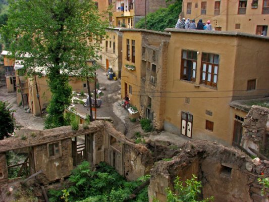 مشاغل سنتى و پایدار ماسوله از میان رفته اند و با وجود زمستان هاى سخت و سرد، گردشگرى فقط در بهار و تابستان رونق دارد. جوانان نه شغل درست و حسابى دارند و نه در زرق و برق زندگى شهرى، حاضراند در روستا بمانند و تن به نجارى و خراطى و آهنگرى و چموش دوزى و... بدهند. بنابراین خیلى از خانواده ها به شهرهاى دور و نزدیک کوچیده اند و حاصل این کوچ،  خانه هاى رها شده و ویرانى است که در جاى جاى روستا به چشم مى آید. 