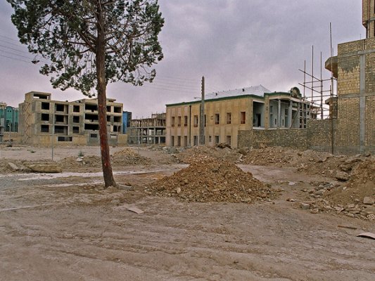 بخشی از باغات صفوی در خیابان چهارباغ بالا که برای آپارتمان سازی با خاک یکسان شده و فقط یک عمارت تاریخی مربوط به دوره پهلوی اول در میانه آن باقی مانده است. در دوره پهلوی درون این باغ‌ها کارخانجات نساجی ساخته شد. 