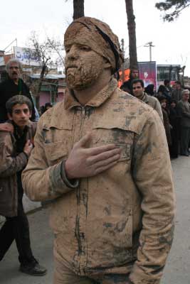 سرتا پا فرو رفته در خره . نوآوری جوانان شهر در رقابت هیئت ها.