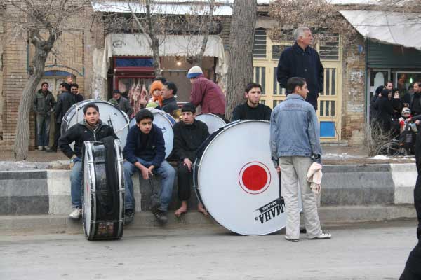 عزاداری ظهر عاشورای این بچه های نسل جدید که حتی سوگواریشان هم متفاوت از نسل های پیشین است مردم را منقلب می کند.