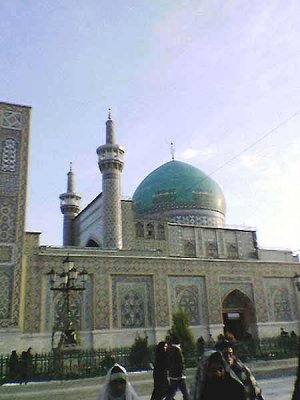 بردن دوربین از هر نوع به داخل حرم ممنوع است، اما امروزه اکثر تلفن‌های همراه دوربینی را نیز با خود دارد، و می‌توان از گوشه و کنار حرم و مسجد تصویربرداری کرد؛ هر چند کیفیت مطلوبی به دست نمی‌دهد.