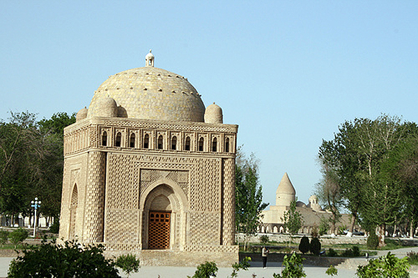 آرامگاه اسماعیل سامانی در شهر بخارای ازبکستان (سدۀ دهم میلادی) که جزء نشان و نمادهای ملی تاجیکستان به شمار می آید.<br />

