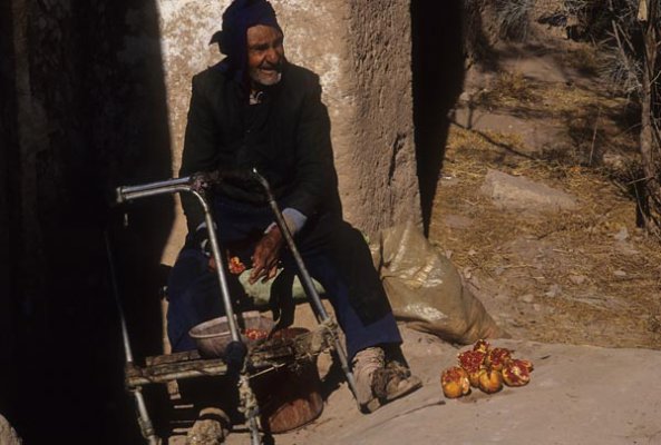 مردی که انار دان می‌کند. یزدی‌ها دانه‌های انار را در آفتاب خشک می‌کنند و نگه می‌دارند تا در فصل‌های سرد از آن در غذا و آشپزی استفاده کنند. این عکس در ده چم گرفته شده‌است. 