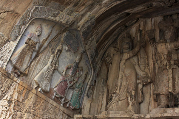 در تاق بزرگ، نقش برجسته‌ای هم از محمدعلی میرزای دولتشاه، فرزند فتحعلی‌شاه قاجار و حاکم کرمانشاه وجود دارد. در نوشته‌های این نقش برجسته، از وقف املاک شاهزاده برای برگزاری مراسم تعزیه خوانی سخن رفته و دو بیت شعری که ضمیمه آن شده است، تبختر دولتشاه و افکار خنده آور او را گواهی می‌دهد:<br />
این طور تجلی کلیم الله است<br />
یا جلوه گه جمال دولتشاه است<br />
شهزاده محمدعلی آن کش خسرو<br />
چون دربانی ستاده بر درگاهست