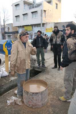 سر هر کوی و برزن دیگ بزرگی از خره گذاشته شده تا پنجه ای از گل بر سر و روی عابران گذاشته شود. 