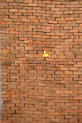 Noor Ali Chaghani<br />
Life Line, 2010<br />
Terracotta bricks, nylon wires<br />
213.4 x 914 x 45.7cm<br />
Courtesy of the artist<br />
And green cardamom<br />
