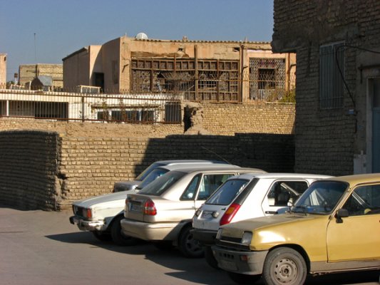 خانه ای دیگر در نزدیکی مسجد جامع اصفهان که سال‌هاست به حال خود رها شده. دیوارهای خشتی این نوع خانه‌ها خیلی زود فرو می ریزند و ستون‌ها و در و پنجره‌های چوبی شان به سرعت گرفتار موریانه می شوند. 