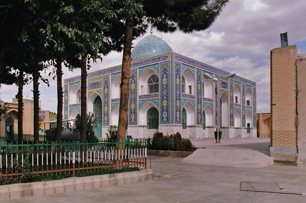 امام زاده شعیب هم که می گویند از فرزندان امام موسی کاظم است ملجأ بسیاری از حاجات است.