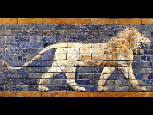 نقش برجسته شیر بر کاشی از دوران بخت النصر، ۶۰۵ تا ۵۶۲ پیش از میلاد. 