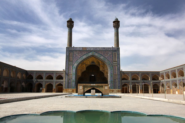  ایوان جنوبی (صفه صاحب)؛  ساخت ایوان جنوبی آغازی بود بر دومین مرحله از گسترش و تکمیل مسجد جامع  اصفهان در دوره سلجوقی. این ایوان دست‌کم ۴۰ سال پس از گنبد خواجه نظام‌الملک ساخته شد تا اولا ساختمان گنبد به حیاط مسجد متصل شود؛ و ثانیا  فضای سرپوشیده بیشتری در اختیار نمازگزاران قرار گیرد. تزئینات فعلی ایوان از کارهای دوره آق قویونلو و صفویه است. گفته می‌شود که محدوده ایوان جنوبی در دوره حکومت آل بویه، محل تدریس «صاحب این عَبّاد» وزیر دانشمند این سلسله بوده است. به همین خاطر ایوان جنوبی را صفه صاحب می‌خوانند.