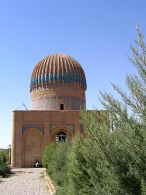 گنبد یکه و تنهای ایستاده در مدرسه‌ی دیروز و باغ‌مزار امروز، شش قرن زیر برف و باران و آفتاب پاییده است.