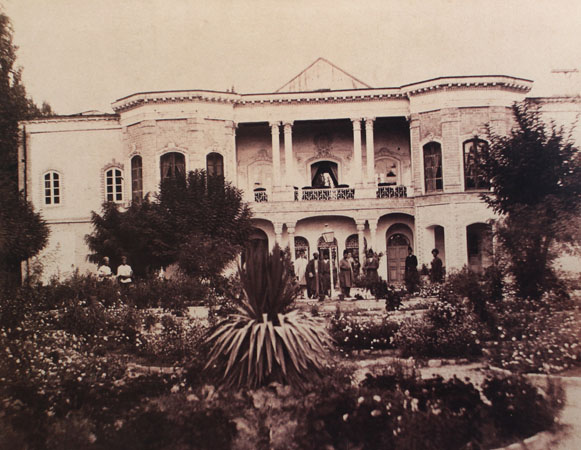 عکسی از خانه امین‌الملک در سال ۱۲۷۵ (آخرین سال سلطنت ناصرالدین‌شاه) که حال و هوای خانه-باغ‌های اعیان و اشراف تهران در این دوره را نشان می‌دهد.