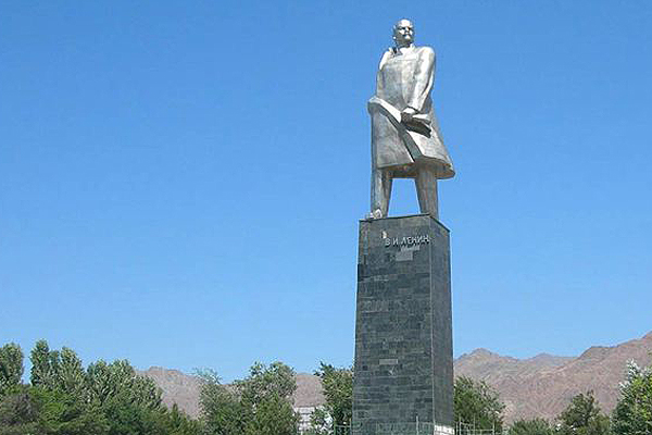 تندیس فولادی ۲۵ متری لنین در مرکز شهر خجند که سال ۱۹۷۴ نصب شد و روز ۳۱ مه سال ۲۰۱۱ جای خود را به تندیس اسماعیل سامانی داد.<br />
