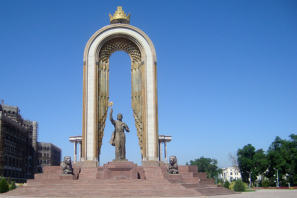 سال ۱۹۹۹ تندیس اسماعیل سامانی، بنیان گذار سلسلۀ سامانیان، جایگزین مجسمۀ فردوسی در شهر دوشنبه شد.