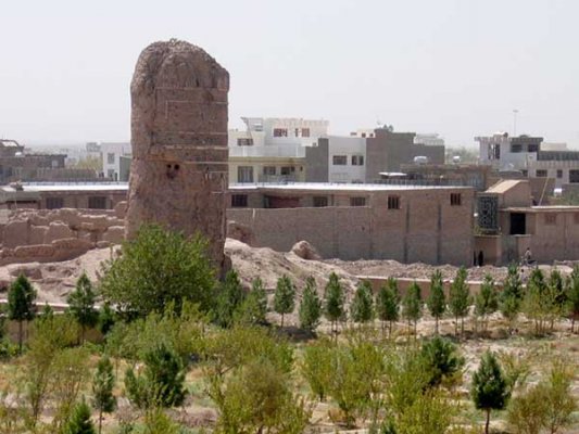... و این هم آن نیم مناره‌ای که معلوم نیست، در چه تاریخی و بر سر چه کسی آوار شده است؟!<br />
قامتت گر چه بلند<br />
اما چه بشکسته<br />
گلدسته،گلدسته!<br />
در گلویت بغض بنشسته<br />
هیبت گلبانگ لاهوت از صدایت رخت بربسته<br />
(شعری از مجموعه‌ی غزل تلخ؛ اثر ضیاءالحق سخا)<br />
