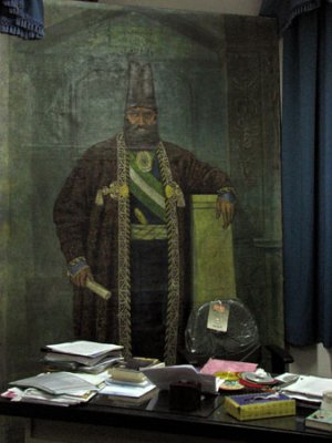اين هم تابلوى نقاشى امير كبيركه گفته مى شود از آثار ميرزا ابوالحسن خان صنيع الملك غفارى است، هم او كه عمو و استاد كمال الملك بود و چون سبك هاى جديد نقاشى را از اروپا به ايران آورد، از ناصرالدين شاه لقب نقاش باشى گرفت.<br />
<br />
اين تابلو فعلا بخشى از دكوراسيون اتاق مدير دارالفنون را تشكيل مى دهد، بى هيچ حفاظ و حفاظتى؛ و اينجاست كه شعر فريدون مشيرى در رساى امير كبير بى اختيار بر زبان جارى مى شود:<br />
<br />
هنوز منتظرانيم تا ز گرمابه<br />
برون خرامى، اى آفتاب عالمگير<br />
نشيمن تو نه اين كنج محنت آباد است<br />
تو را ز كنگره عرش مى زنند صفير!