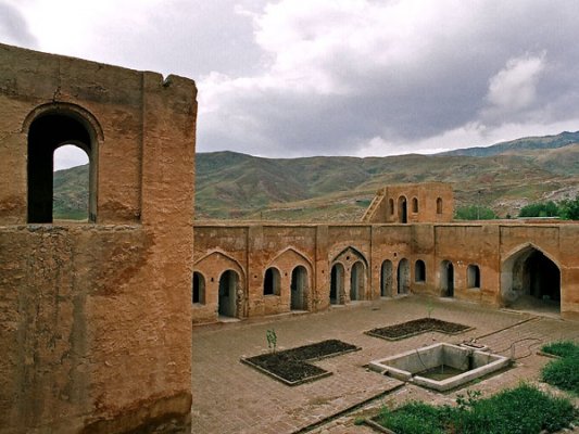‘Darreh Shahr’ can be called a city of forts, with remains of forts starting from Sassanian times and up to the modern era. This is Fort Hashemi, built at the time of Naseruddin Shah in imitation of the Sassanian forts.