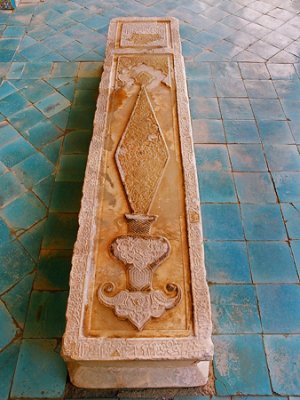 سنگ مزار خواجه نظام الملک<br />
 خواجه نظام الملک توسی، وزیر ملکشاه سلجوقی  را بزرگ ترین دیوانسالار در تمام تاریخ ایران می دانند. ملکشاه چنان که خواجه پیش بینی کرده بود، تنها ۳۵ روز پس از قتل او به قتل رسید.