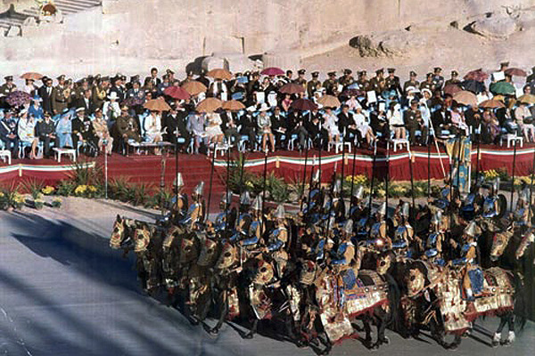 رژه ارتش‌های ایران در تخت جمشید در خلال جشن‌های ۲۵۰۰ ساله شاهنشاهی