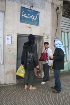 صبح عاشوراست. مردان شهر نماز را که می خوانند روانه حمام های عمومی می شوند تا با فرو رفتن در "خره" به نشانه خاک بر سر شدن، شهادت امام را به عزا بنشینند. 