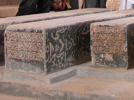 گوهرشاد خاتون، بانوی دربار تیموری در سن ۸۱ سالگی از یورش آشوبگران در امان نماند و نهم رمضان سال ۸۶۱ قمری در خانه‌اش در هرات به قتل رسید و پیکرش در گنبدخانه‌ مدرسه دفن شد.
