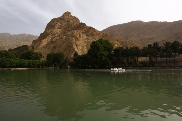 تاق بستان بخشی از کوه پَرَو در شمال شهر کرمانشاه است. گمان می‌رود که این‌جا باقی مانده یکی از باغ‌های ساسانی باشد. باغ‌هایی که به گفته تاریخ نگاران دوران اسلامی، حیوانات بسیاری همچون شترمرغ، غزال، گورخر، طاووس، شیر و پلنگ در آن رها شده بودند. 